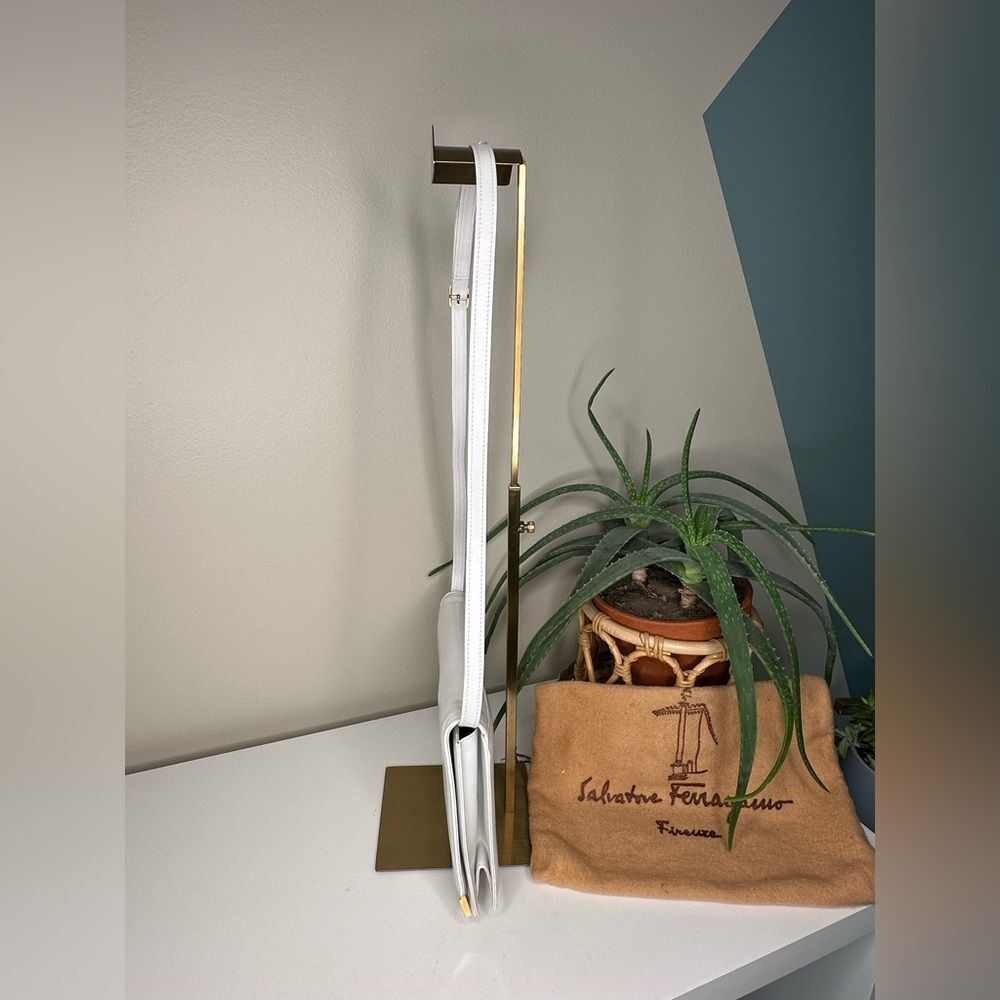 Vintage Salvatore Ferragamo White Navy Leather Shoulder Bag Gold Hardware Italy - Picture 4 of 14